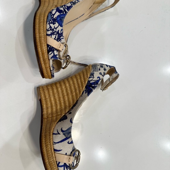 Gucci blue and cream colored platform heel with gold bar. - Picture 7 of 9